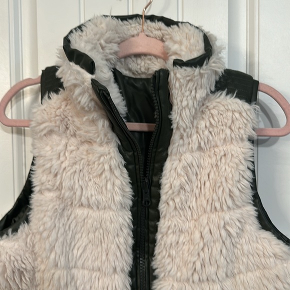 Tuckernuck Reversible Green Faux Leather and Sherpa Vest Size Medium - Picture 3 of 14